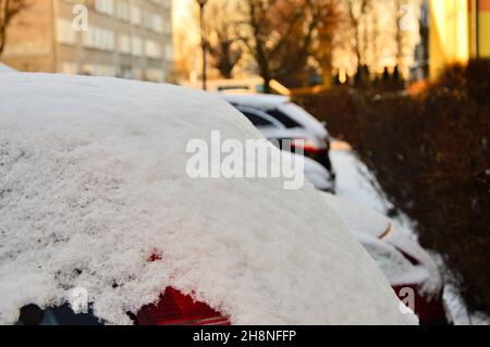 Auto parcheggiate sulla strada coperta da uno spesso strato di neve. Inverno. Foto Stock