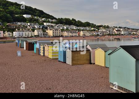 La spiaggia si affaccia sulla spiaggia di Teignmouth al Point, guardando oltre il fiume Teign verso Shaldon. Foto Stock