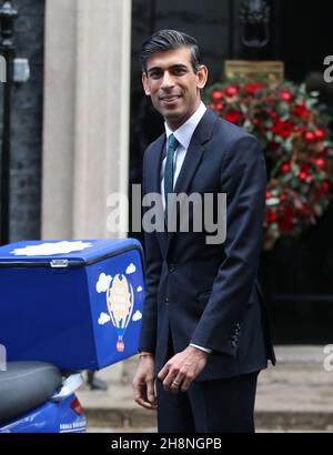 Londra, Inghilterra, Regno Unito. 1 dicembre 2021. Il Cancelliere dello scacchiere RISHI SUNAK è visto fuori 10 Downing Street durante una fotocall su Small Business Sabato che avrà luogo il 4 dicembre. (Credit Image: © Tayfun Salci/ZUMA Press Wire) Foto Stock