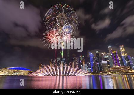 Spettacolo di fuochi d'artificio a Singapore, festa del conto alla rovescia a Marina Bay, colorato fuochi d'artificio di Capodanno Foto Stock