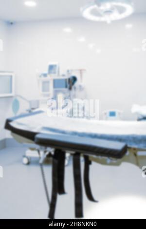Sala operatoria interna vuota e apparecchiature moderne in ospedale.dispositivo medico per il chirurgo chirurgico di emergenza paziente in blu stile.Salva Foto Stock