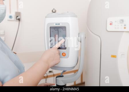 Scansione TC o RM medica nel laboratorio ospedaliero moderno. Interno del reparto di radiografia. Apparecchiature tecnologicamente avanzate in sala bianca Foto Stock
