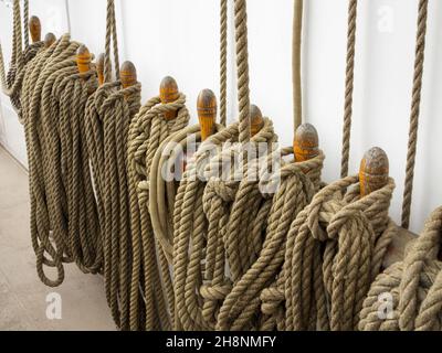Corde ai confini del ponte di una vecchia nave Foto Stock