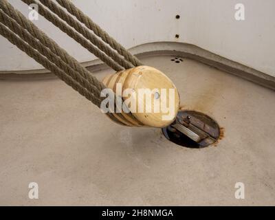 Corde ai confini del ponte di una vecchia nave Foto Stock
