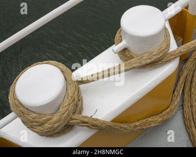 Corde ai confini del ponte di una vecchia nave Foto Stock