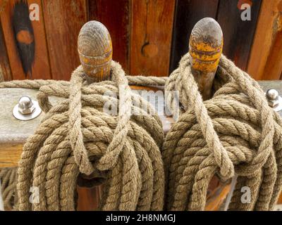 Corde ai confini del ponte di una vecchia nave Foto Stock