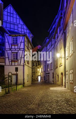 Ammira la strada pedonale nel centro storico di Colmar, circondato da edifici in legno a graticcio ben conservati Foto Stock