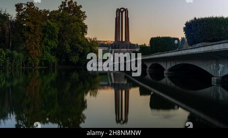 BUCAREST, ROMANIA - 20 Ott 2021: Un memoriale nazionale degli eroi a Carol Park, Bucarest, Romania Foto Stock