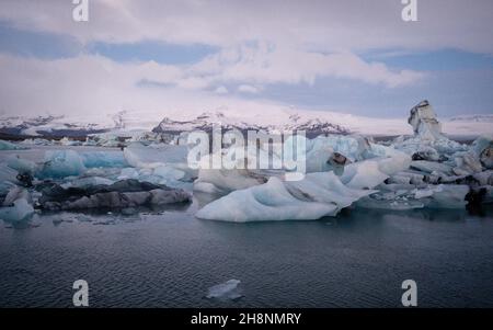 Bellissimo paesaggio con iceberg galleggianti nella laguna glaciale di Jokulsarlon al tramonto. Posizione: Jokulsarlon laguna glaciale, Parco Nazionale di Vatnajokull, Foto Stock