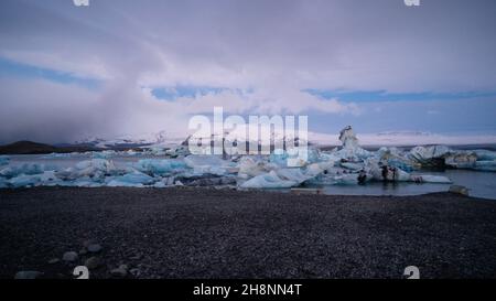 Bellissimo paesaggio con iceberg galleggianti nella laguna glaciale di Jokulsarlon al tramonto. Posizione: Jokulsarlon laguna glaciale, Parco Nazionale di Vatnajokull, Foto Stock