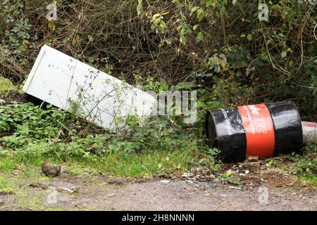 Fly Tiling frigorifero freezer e barile di olio in antichi boschi, Oxshott, Surrey, Inghilterra Regno Unito, autunno novembre 2021 Foto Stock