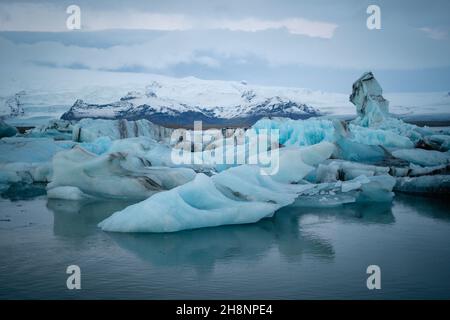 Bellissimo paesaggio con iceberg galleggianti nella laguna glaciale di Jokulsarlon al tramonto. Posizione: Jokulsarlon laguna glaciale, Parco Nazionale di Vatnajokull, Foto Stock