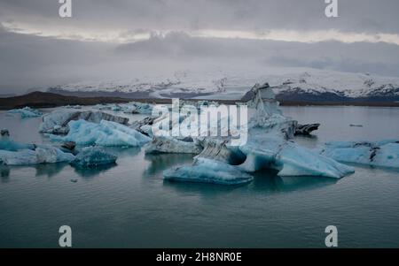 Bellissimo paesaggio con iceberg galleggianti nella laguna glaciale di Jokulsarlon al tramonto. Posizione: Jokulsarlon laguna glaciale, Parco Nazionale di Vatnajokull, Foto Stock