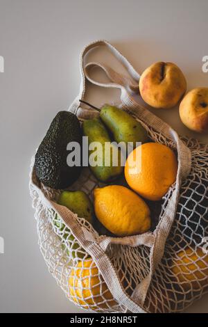 Varietà di frutta in sacchetto eco aware sono sdraiati sul tavolo Foto Stock