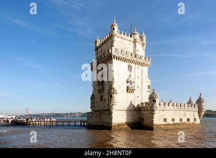 Lisbona, Portogallo-11 marzo 2016: Molti turisti visitano la torre di Belem nell'altro all'ingresso della città di Lisbona, in un lato del fiume Tago Foto Stock