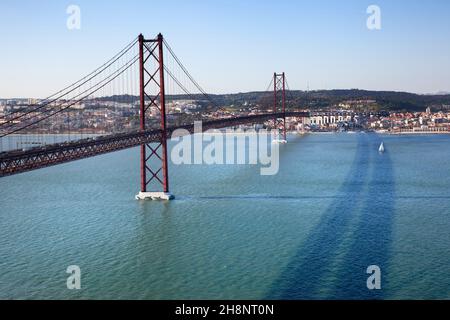 Lisbona, Portogallo-11 marzo 2016: Vista sul ponte sul fiume Tago . Il ponte collega in treno e in auto entrambi i lati del fiume Foto Stock