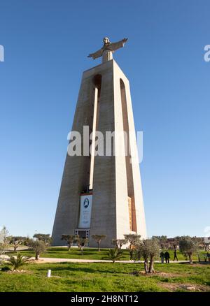 Lisbona, Portogallo-11 marzo 2016: Molti turisti visitano la statua di Gesù Cristo sull'altro lato del fiume Tago di fronte alla città di Lisbona Foto Stock