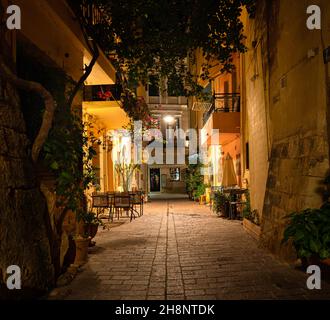 Scena notturna nella città vecchia di Chania dalla romantica strada posteriore Michail Damaskinou, Chania, Creta, Grecia, ottobre 15, 2021 Foto Stock