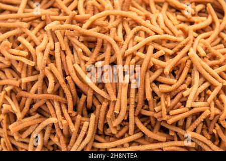 Singada o Singhara aglio sevo, Namkeen shev un vrat cibo fatto con acqua di castagno servito in una ciotola Foto Stock