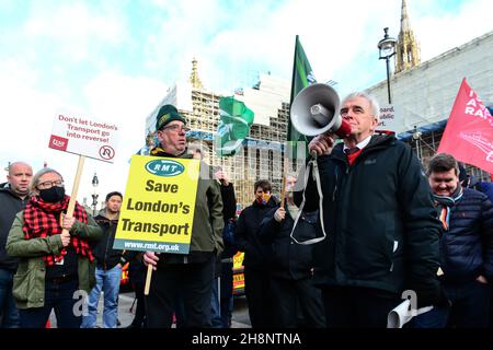 Il deputato laburista John McDonnell ha partecipato alla dimostrazione contro i tagli TFL alle condizioni di lavoro e servizi al Old Palace Yard 1 dicembre 2012, Londra, Regno Unito. Foto Stock