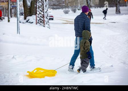 Riga, Lettonia. 1 dicembre 2021. La gente cammina nella neve a riga, Lettonia, 1 dicembre 2021. Credit: Edijs Palens/Xinhua/Alamy Live News Foto Stock