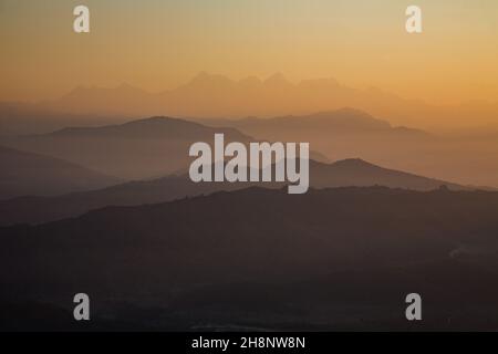 Cielo pre-alba al crepuscolo mattutino sopra il Ganesh Himal dell'Himalaya come visto da Bandipur, Nepal. Foto Stock