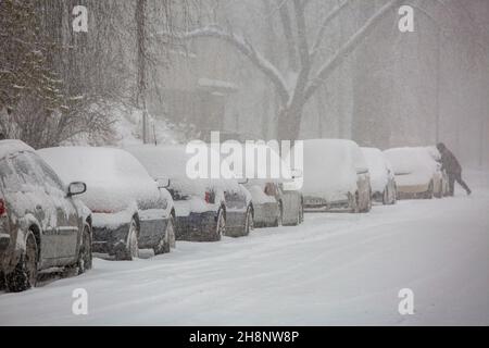 Riga, Lettonia. 1 dicembre 2021. I veicoli sono visti coperti di neve a riga, Lettonia, 1 dicembre 2021. Credit: Edijs Palens/Xinhua/Alamy Live News Foto Stock