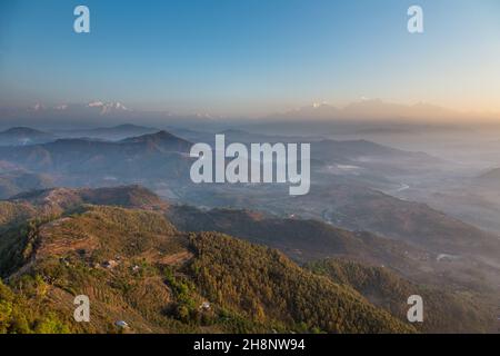 Prima luce ai piedi dell'Himalaya e dell'Annapurna Himal (L) e Mansiri Himal (R). Bandipur, Nepal Foto Stock