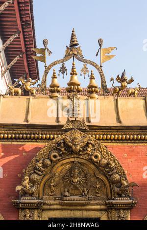 La porta d'oro del palazzo di 55 finestre nella Piazza Durbar nella città medievale di Newar di Bhaktapur, Nepal. Foto Stock