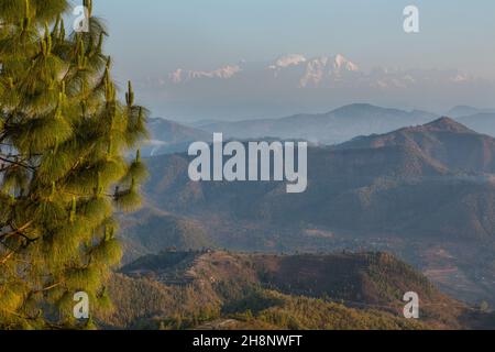 Prima luce sulle colline pedemontane dell'Himalaya e dell'Annapurna Himal, come visto da Bandipur, Nepal. Foto Stock