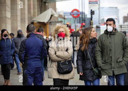 Londra, Regno Unito. 01 dicembre 2021. Le persone che indossano maschere come misura preventiva contro la diffusione del covid-19 camminano lungo la stazione della metropolitana di Westminster. (Foto di Pietro Recchia/SOPA Images/Sipa USA) Credit: Sipa USA/Alamy Live News Foto Stock