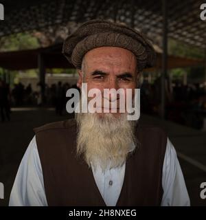 Un uomo - Ansori Mohammad - sul mercato a Kalaikum, in Tagikistan, vicino al confine afghano Foto Stock