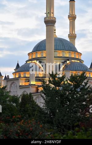 Grozny, Cecenia, Russia. Ahmad Kadyrov moschea cuore della Cecenia mostrato di notte Foto Stock