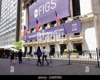 FICHI: Gli esseri umani impressionanti fanno la storia. Striscioni per uniformi mediche al di fuori della Borsa di New York. New York, NY, USA. Foto Stock