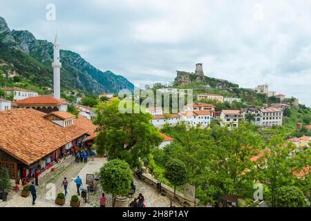 Vecchia città di Kruje, castello e Murad Bey moschea, Kruje, Albania Foto Stock
