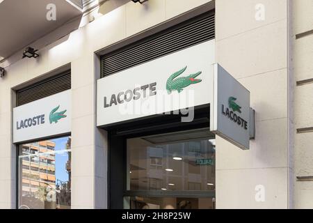 VALENCIA, SPAGNA - 01 DICEMBRE 2021: Lacoste è un'azienda di abbigliamento francese che vende abbigliamento e accessori di fascia alta Foto Stock