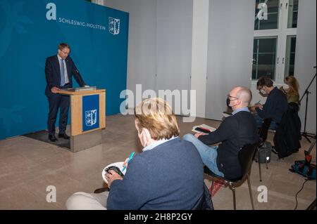 Kiel 30. Novembre 2021, Landeshaus. Ministerpräsident Daniel Günther informiert am Abend über die heutigen Beratungen zur Corona-Lage während der Bund Foto Stock