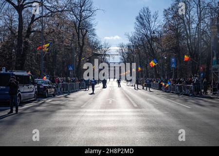 Bucarest, Romania - 01.12.2021: 1 dicembre sfilata per la Giornata Nazionale della Romania - persone presenti in festa al Triumphal Arch Kiseleff Foto Stock