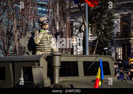 Bucarest, Romania - 01.12.2021: 1 dicembre sfilata per la Giornata Nazionale della Romania - soldati in marcia Foto Stock