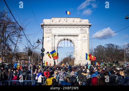Bucarest, Romania - 01.12.2021: 1 dicembre sfilata per la Giornata Nazionale della Romania - persone presenti in festa al Triumphal Arch Kiseleff Foto Stock