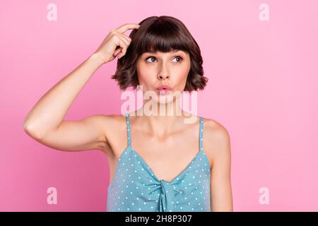 Ritratto di attraente puzzled ragazza dubbia graffiare testa overthinking pout labbra isolate su rosa pastello sfondo colore Foto Stock