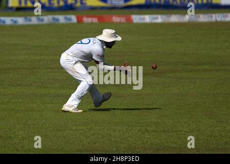 1 dicembre 2021; Galle International Stadium, Galle, Sri Lanka; International Test Cricket, Sri Lanka contro le Indie occidentali, test 2 di 2, giorno 3: Chamika Karunaratne (c) di Sri Lanka che fielding in 1 ° inning Foto Stock