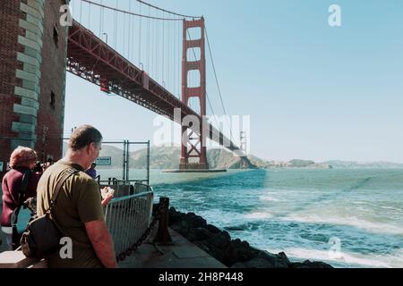 San Franciso, CA, USA-21 giugno 2017: Molti turisti visitano il Golden Gate Bridge ogni giorno a San Francisco Foto Stock