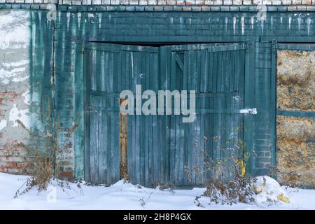 Porta dipinta di legno blu di un fienile rustico. Foto Stock