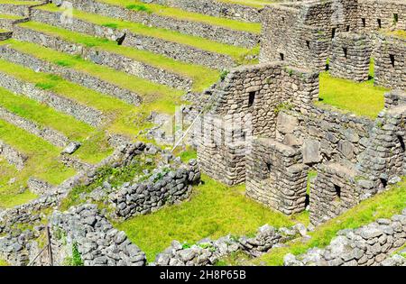 Primo piano di Machu Picchu architettura con muri inca, case e terrazze agricole, Cusco, Perù. Foto Stock