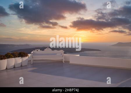 Isola di Santorini, Grecia. Panca per la decorazione delle nozze sull'isola di Santorini, Oia, famosa destinazione per le nozze in Grecia. Matrimonio elegante con tramonto sul mare Foto Stock