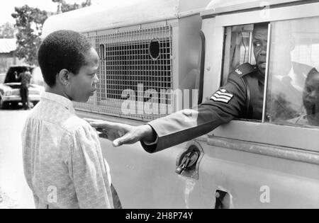 Alfre Woodard, Danny Glover, on-set of the Film, 'Bopha!', foto di Bob Greene, Paramount Pictures, 1993 Foto Stock