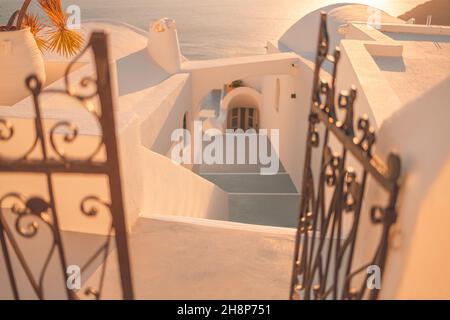 Vista del tramonto sull'isola di Santorini. Dettagli architettonici, famosa destinazione di viaggio, vista astratta da vicino delle strade in calda luce del tramonto. Cancello di ferro Foto Stock