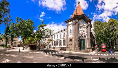 Capitale Funchal dell'isola di Madeira. Strade centrali e piazza con la costruzione della Banca del Portogallo. novembre 2021 Foto Stock
