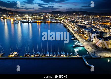 Vista notturna del porto di Volos, Magnisia, Tessaglia, Grecia. Foto Stock